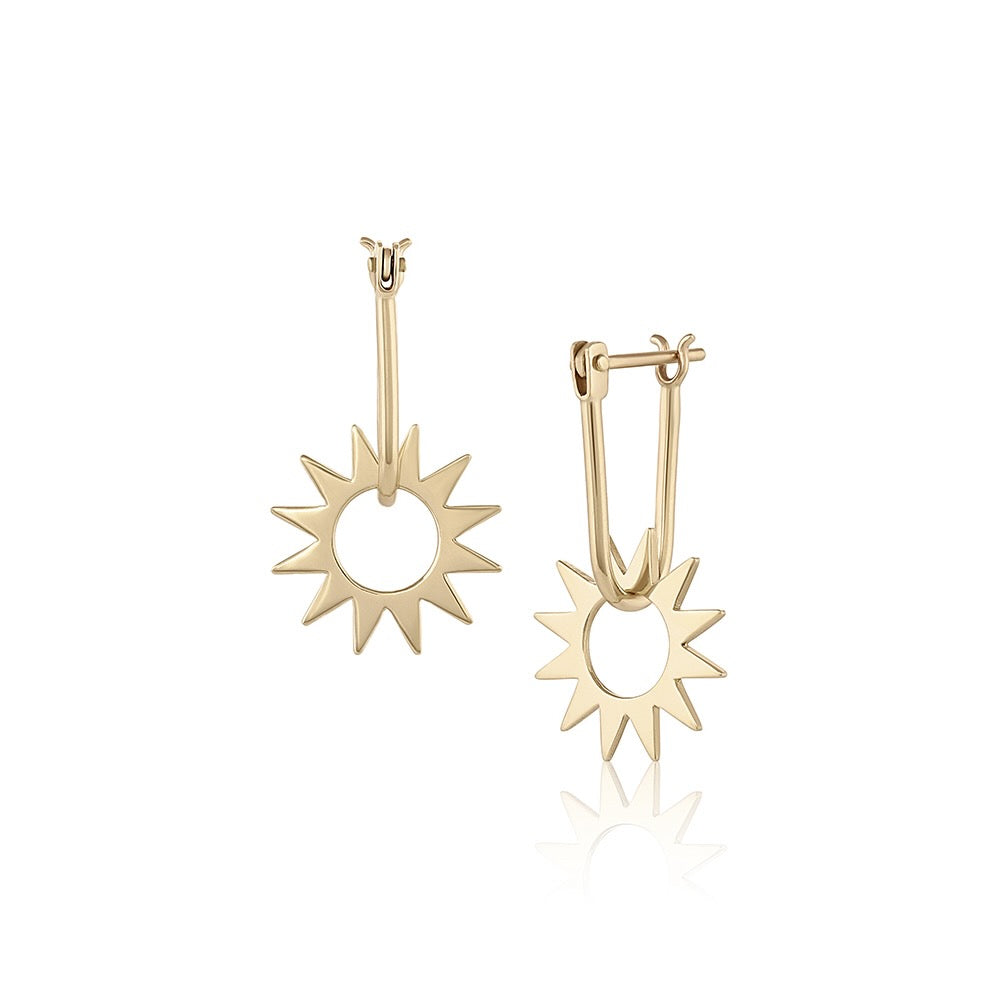 Mini Spur Earring in yellow gold, front and side view