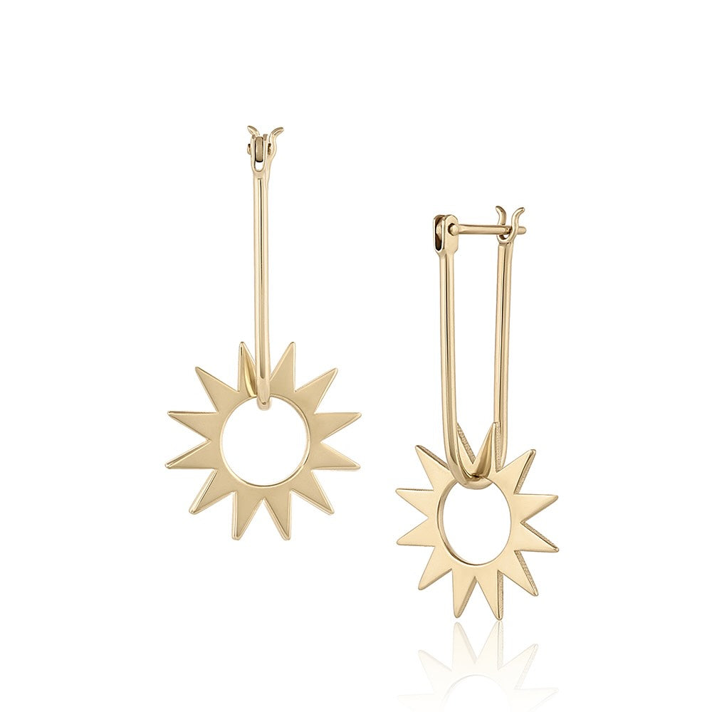 Spur Earring in yellow gold, front and side view